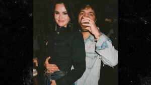 Selena Gomez y Benny Blanco se acurrucan en nuevas fotos de PDA