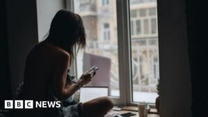 ‘Asqueroso y desgarrador’: los trabajadores que ganan 2 dólares la hora detrás del boom de Only Fans