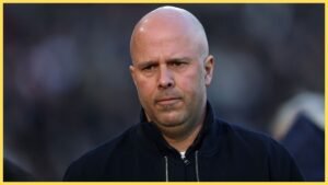 Slot reacciona a los abucheos del Liverpool tras el empate tardío del Tottenham