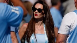 Jordon Hudson llama la atención con un vestido de cuerda ‘apenas visible’ en un evento benéfico de Maine