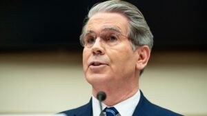 Bessent dice que algunos barcos están pasando por el estrecho de Ormuz