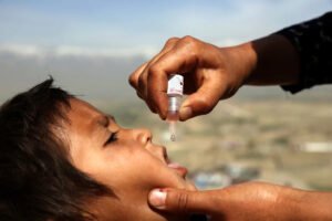 Se han emitido consejos de viaje de emergencia para 32 países a medida que aumentan las enfermedades paralizantes