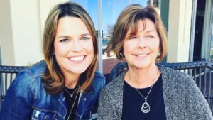Savannah Guthrie y sus hermanos rompen a llorar mientras depositan flores afuera de la casa de la madre desaparecida de Nancy