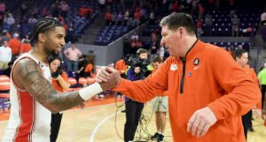 Clemson apenas sobrevive a Georgia Tech para ganar el Senior Day