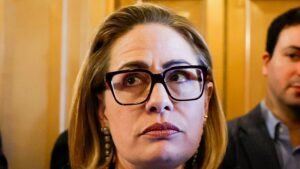 Kyrsten Sinema admite haber tenido una aventura con un ex guardaespaldas