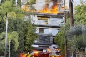 Se desata un infierno en la mansión de Hollywood Hills mientras las llamas arrasan el techo
