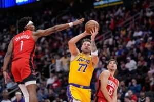 Los Lakers vencieron a los Rockets 100-92 en Houston