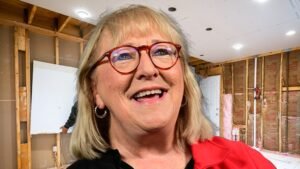 Donna, la mamá de Travis y Jason Kelce, remodela su modesta casa en Florida