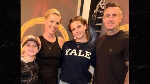 Pink y su esposo Carey Hart llevan a sus hijos a Broadway en medio de rumores de divorcio