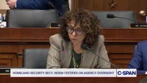 Desfiles descaradamente de la supuesta novia de Barbie de ICE para celebrar un trabajo falso