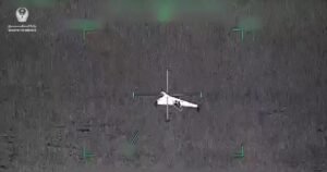 Un vídeo difundido por Emiratos Árabes Unidos muestra la destrucción de un dron iraní