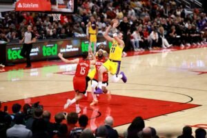 Doncic lleva a los Lakers a su sexta victoria consecutiva, los Spurs abruman a los Clippers