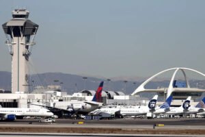United Airlines regresa al aeropuerto de Los Ángeles para ser evacuada después de un incendio reportado