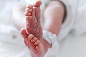 Mujer que quedó embarazada después de tener relaciones sexuales con gemelos idénticos dijo que “no es posible” identificar al padre del bebé