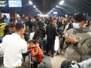 Las imágenes muestran caos en los aeropuertos mientras los pasajeros quedan varados por vuelos cancelados