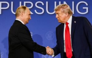 Trump y Putin hablan de guerra y paz mientras Estados Unidos evalúa aliviar las sanciones petroleras rusas