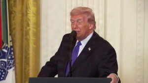 Trump, de 79 años, utiliza su solución favorita para combatir un nuevo problema de salud