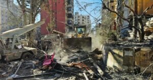 Los excavadores limpian escombros en los asediados suburbios del sur de Beirut