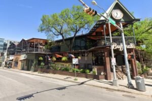 Varios muertos y 20 heridos en un tiroteo en un bar de Texas en el Backyard Beer Garden de Buford