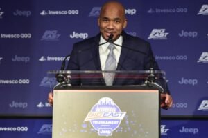 Shaheen Holloway de Seton Hall nombrado Entrenador del Año de Big East