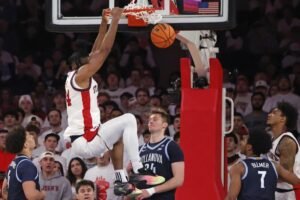 Jubi Ejiofor anota un raro triple doble de St. John en rebote de un fracaso de UConn