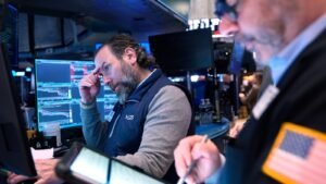 Los precios del petróleo suben y las acciones caen mientras Irán intensifica los ataques a barcos