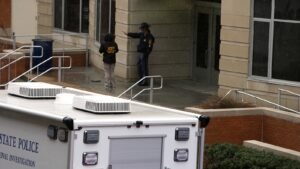 Los federales arrestan a un hombre que supuestamente vendió un arma al tirador de Old Dominion