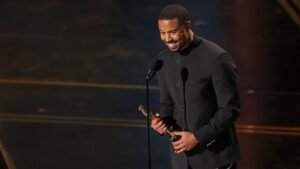 La estrella de ‘Sinners’ Michael B. Jordan agradece a los ex ganadores del Oscar negro en un emotivo discurso