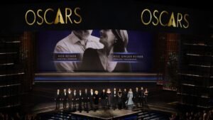 Billy Crystal rinde emotivo homenaje a Rob Reiner y Michele Singer Reiner en los Oscar 2026