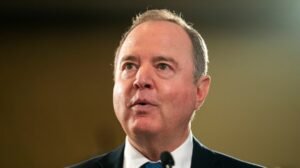 Schiff sobre el levantamiento de algunas sanciones rusas: “Estamos enriqueciendo a nuestro adversario”