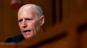 Rick Scott dice que los precios de la gasolina “puirán un rato”