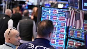 Dow Jones cierra 1.000 puntos mientras Trump aprueba una posible intensificación de la guerra con Irán