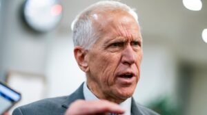 Tillis insta al DOJ a poner fin a la investigación de la Fed tras reunirse con el candidato de Trump