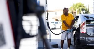 A medida que los precios del gas aumentan, California recibe una vez más fuerte en la bomba que otros estados