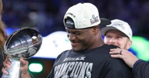 Rastreador de agencia libre de la NFL: Mike Evans y Tua Tagovaila aterrizan con nuevos equipos