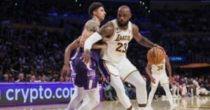 Luka Doncic y LeBron James impulsaron a los Lakers a vencer a los Kings