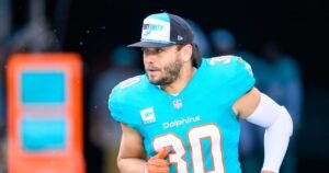Los Chargers acuerdan negociar al ex fullback de los Dolphins, Alec Ingold