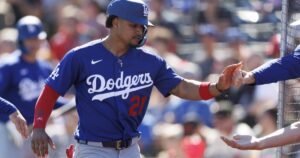 Cómo Santiago Espinal se está abriendo camino en el roster de los Dodgers