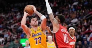 Los Lakers surgieron tarde y vencieron a los Rockets para su sexta victoria consecutiva