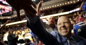 Las controvertidas críticas de Mick Cronin no molestan a los jugadores de UCLA