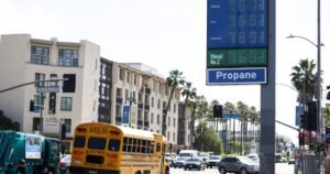 Hiltzik: Todos los indicadores económicos parpadean en rojo