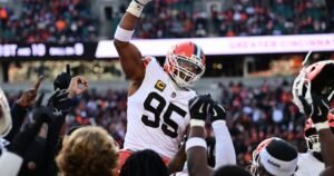 El cazamariscales Myles Garrett destacó por la velocidad de la novena