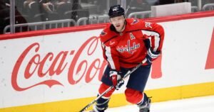 Los Ducks adquirieron al veterano defensa John Carlson en un intercambio con los Capitals