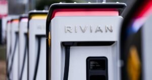Uber y Rivian planean llevar robotaxis a California