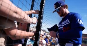 El prospecto de los Dodgers, James Tibbs III, intenta demostrar poder de permanencia