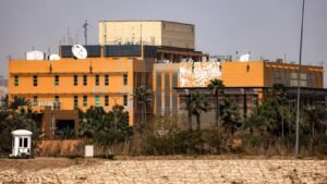 Estados Unidos lucha por evacuar al personal estadounidense de las instalaciones en llamas en Irak: funcionarios