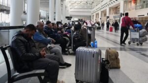 Aeropuertos de Medio Oriente cerrados y miles de pasajeros varados tras ataque a Irán