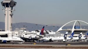 Vuelo de United regresa al aeropuerto de Los Ángeles para ser evacuado después de un incendio reportado