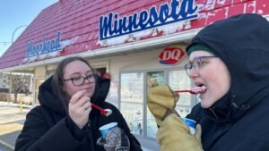 Como tradición, la gente hace fila para comer en este Dairy Queen de Minnesota cada 1 de marzo.
