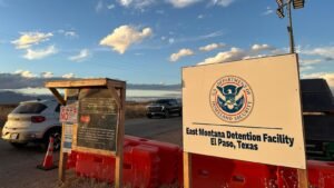 Llamadas al 911 y entrevistas revelan problemas en el campo de detención más grande de ICE